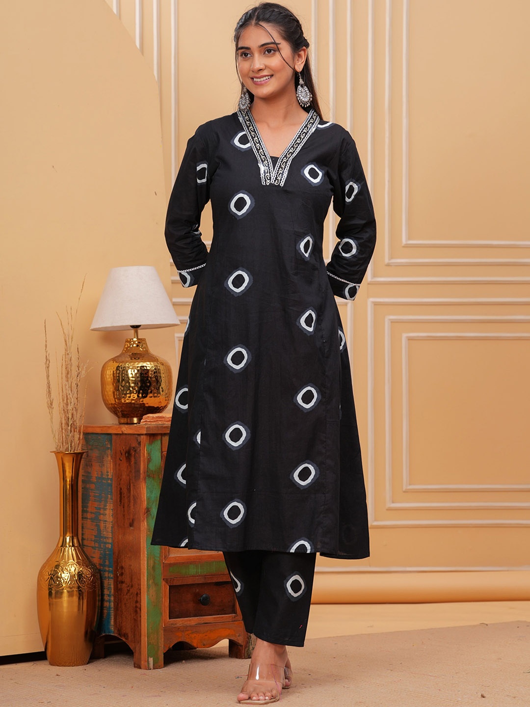 

JAFFRY EMBROIDERY Bandhani Printed V-Neck A-Line Kurta with Trousers, Black