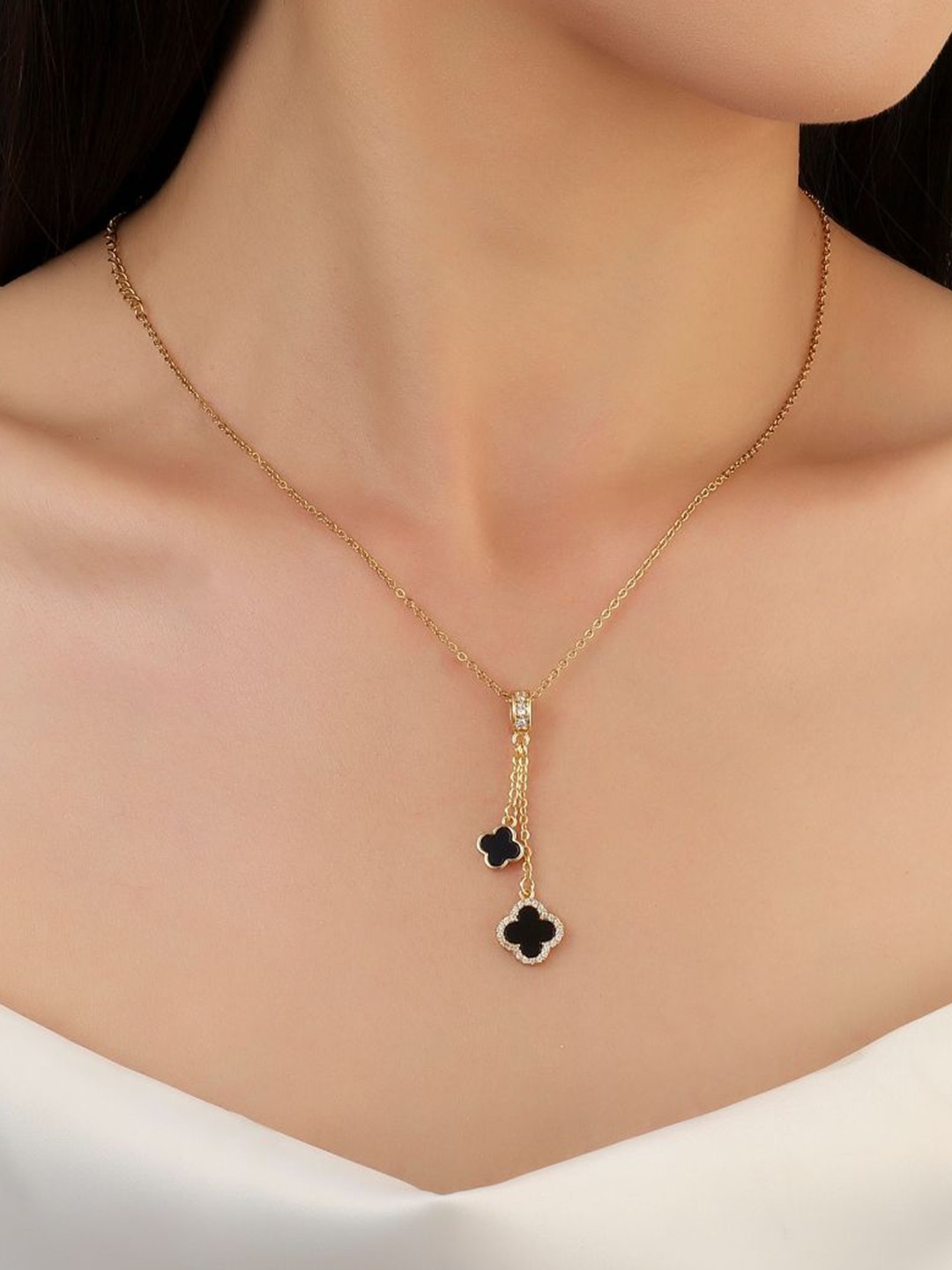 

SALTY Gold-Plated Floral Shaped Pendant with Chain