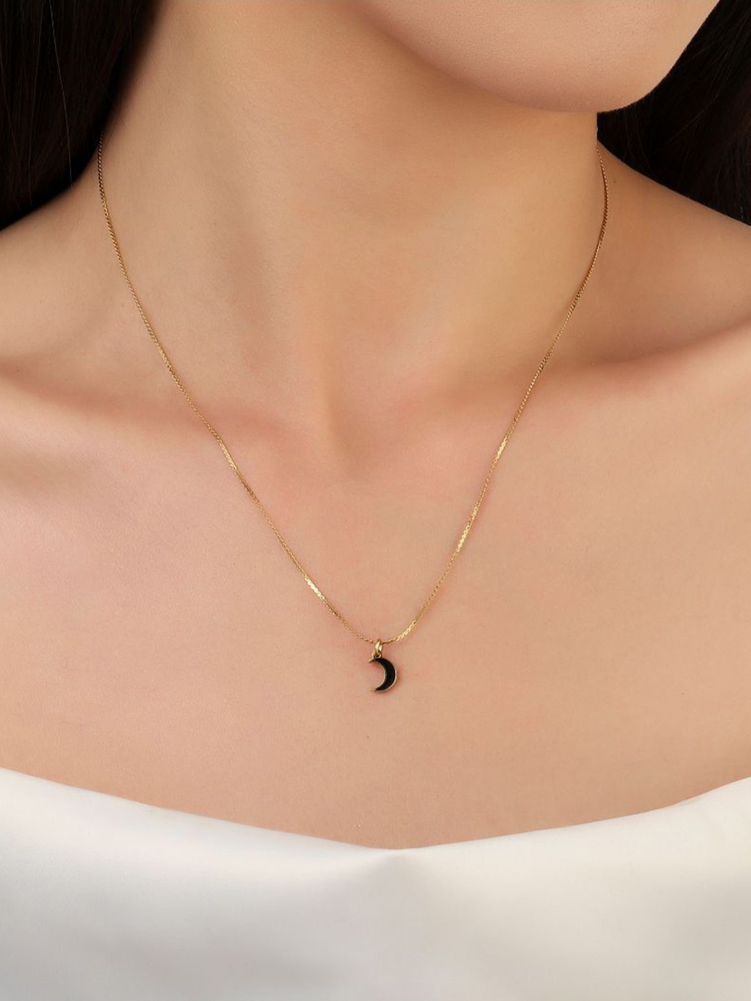 

SALTY Moon Shape Pendant With Chains, Gold