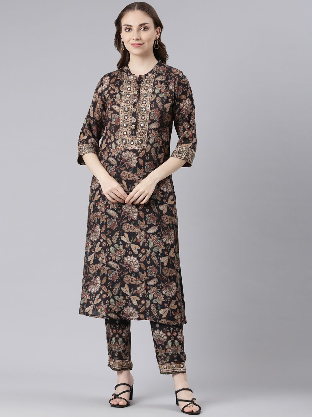 

Neerus Floral Printed Panelled Straight Kurta with Trousers, Black