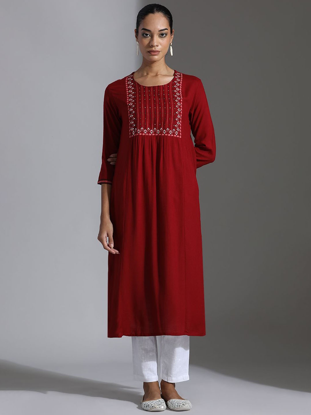 

Jaipur Kurti Maroon Floral Embroidered Round Neck Straight Kurta