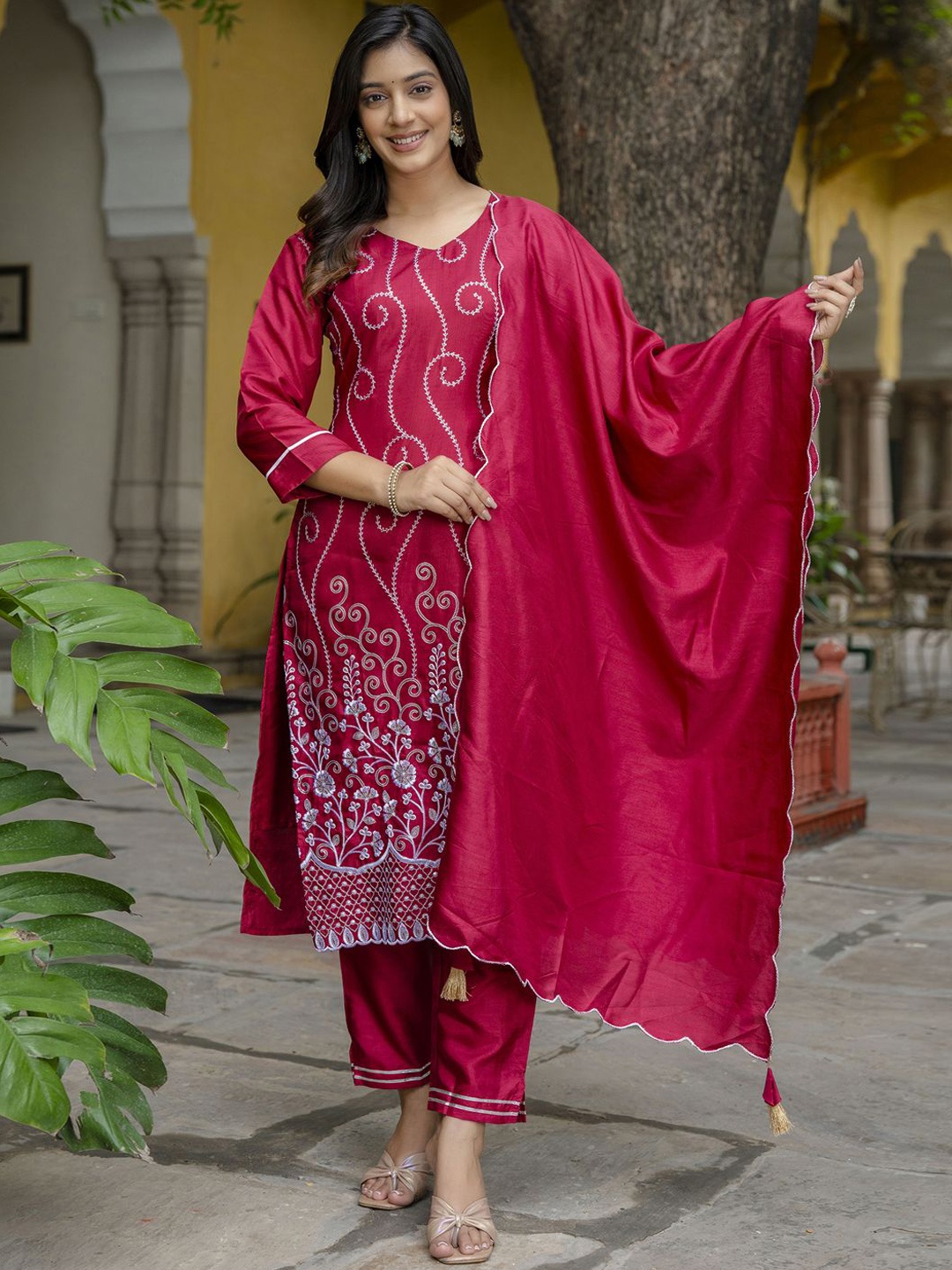 

VredeVogel Floral Embroidered Straight Kurta with Trousers & With Dupatta, Red