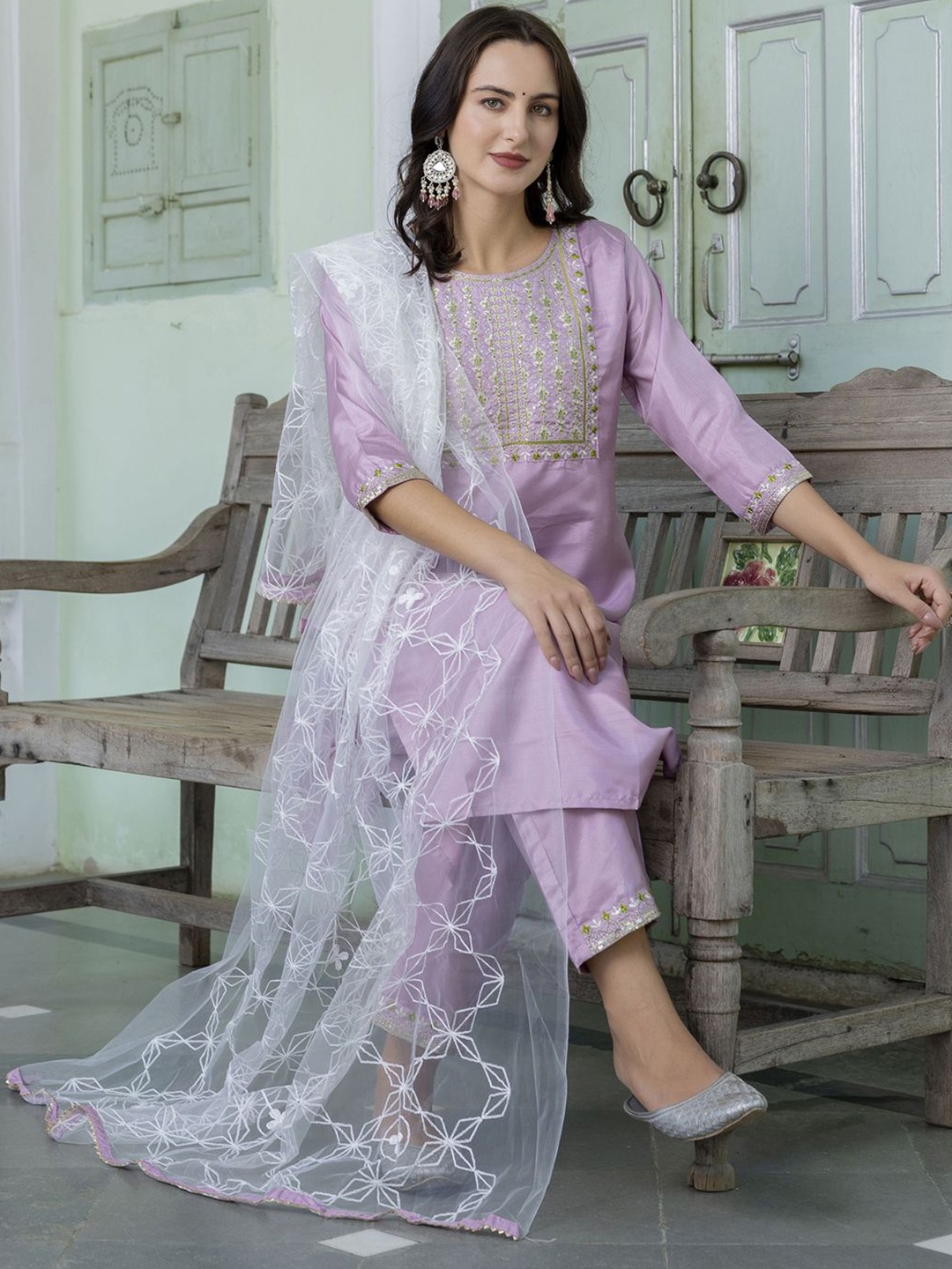 

VredeVogel Floral Yoke Design Thread Work Straight Kurta & Trousers With Dupatta, Lavender