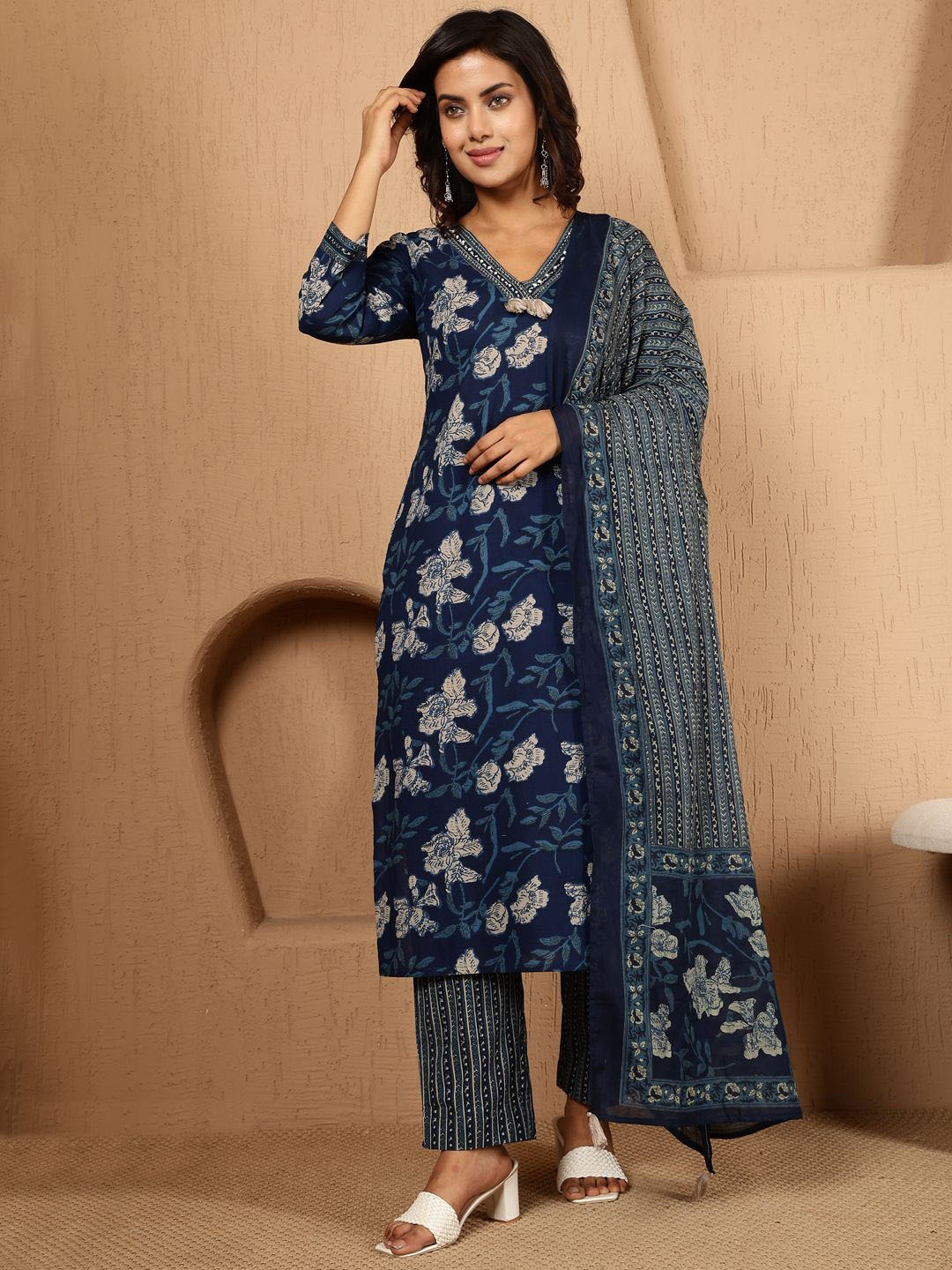 

antaran Floral Printed Pure Cotton Straight Kurta With Trousers & Dupatta, Blue