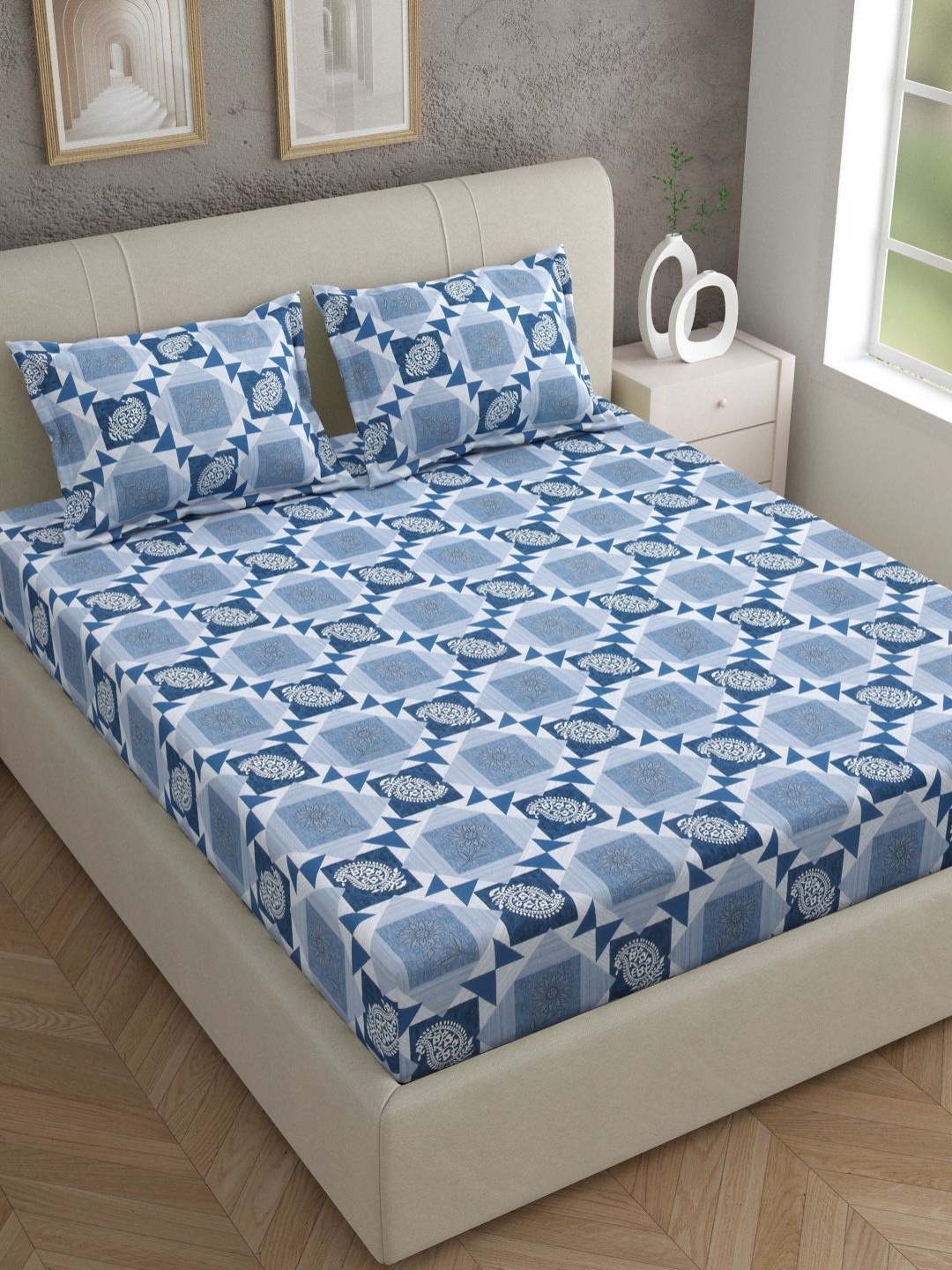 

EverHOME Blue & White Geometric 144 TC Cotton King Bedsheet with 2 Pillow Covers