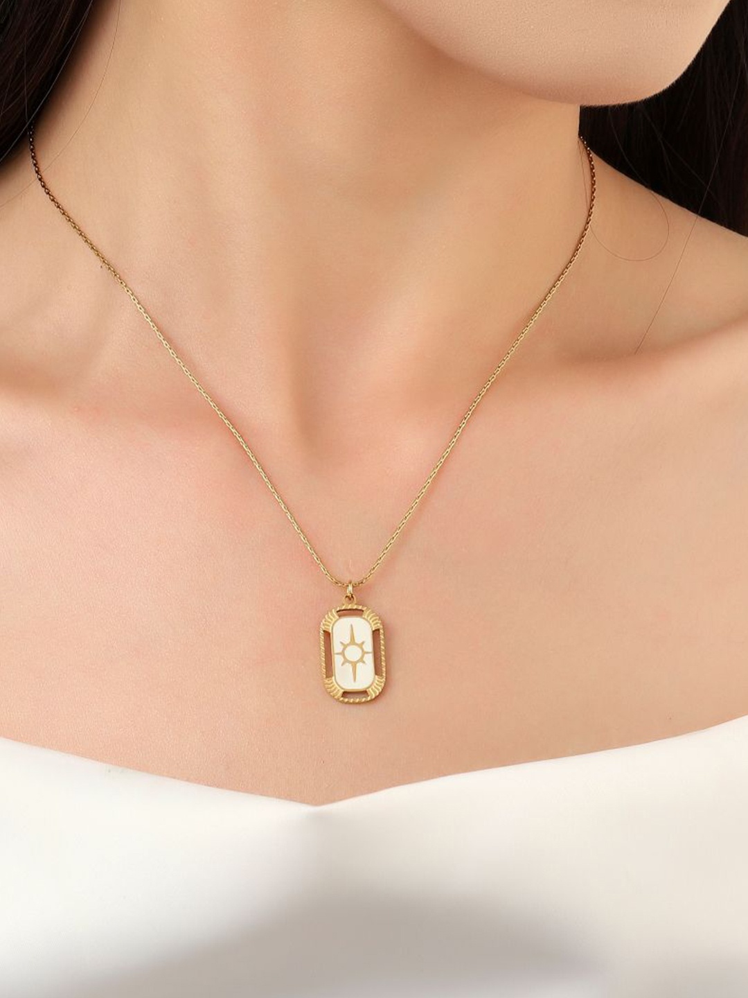 

SALTY Oval Pendant With Chain, Gold