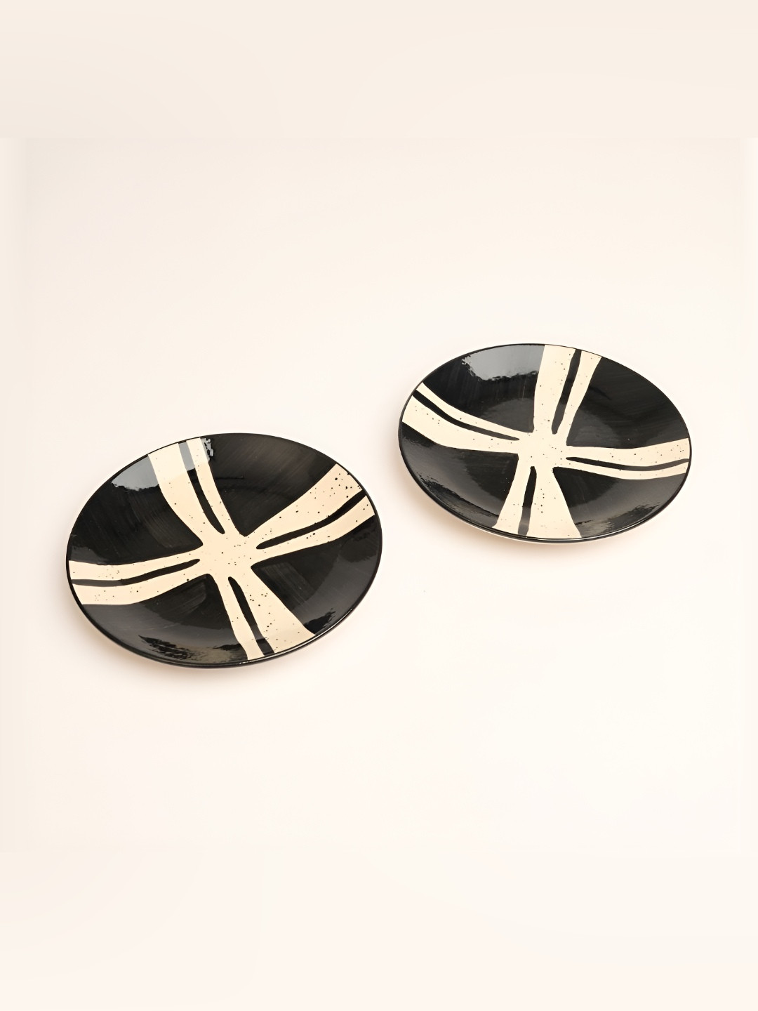 

BlackCarrot 2 Pieces Black & Cream Printed Glossy Plates