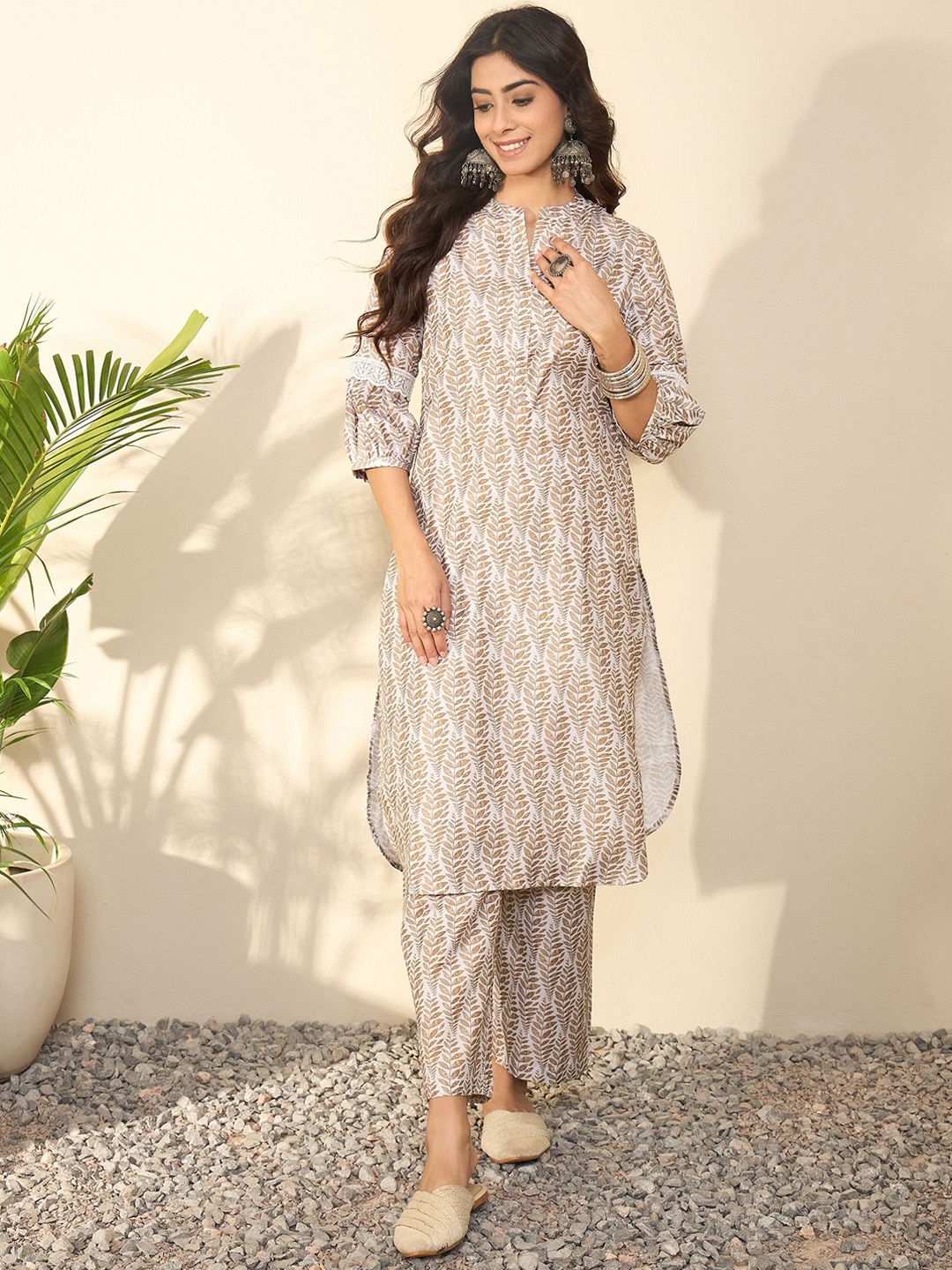 

Madhuni Floral Printed Regular Kurta with Trousers, Brown