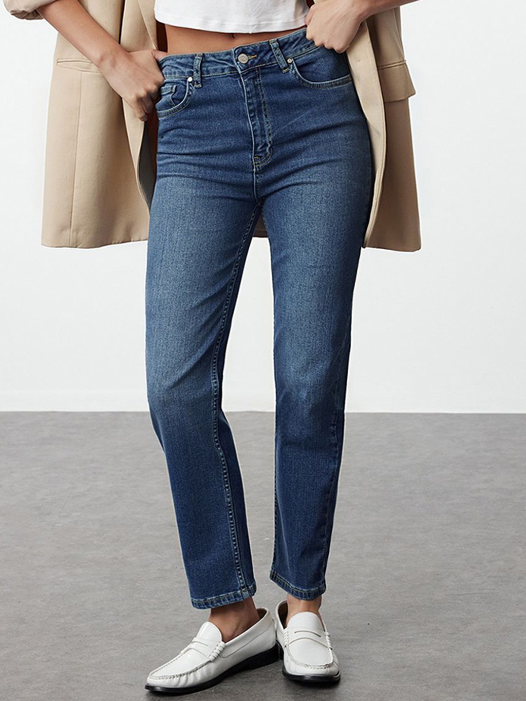 

Trendyol Women Clean Look Light Fade Regular Fit Cropped Jeans, Blue