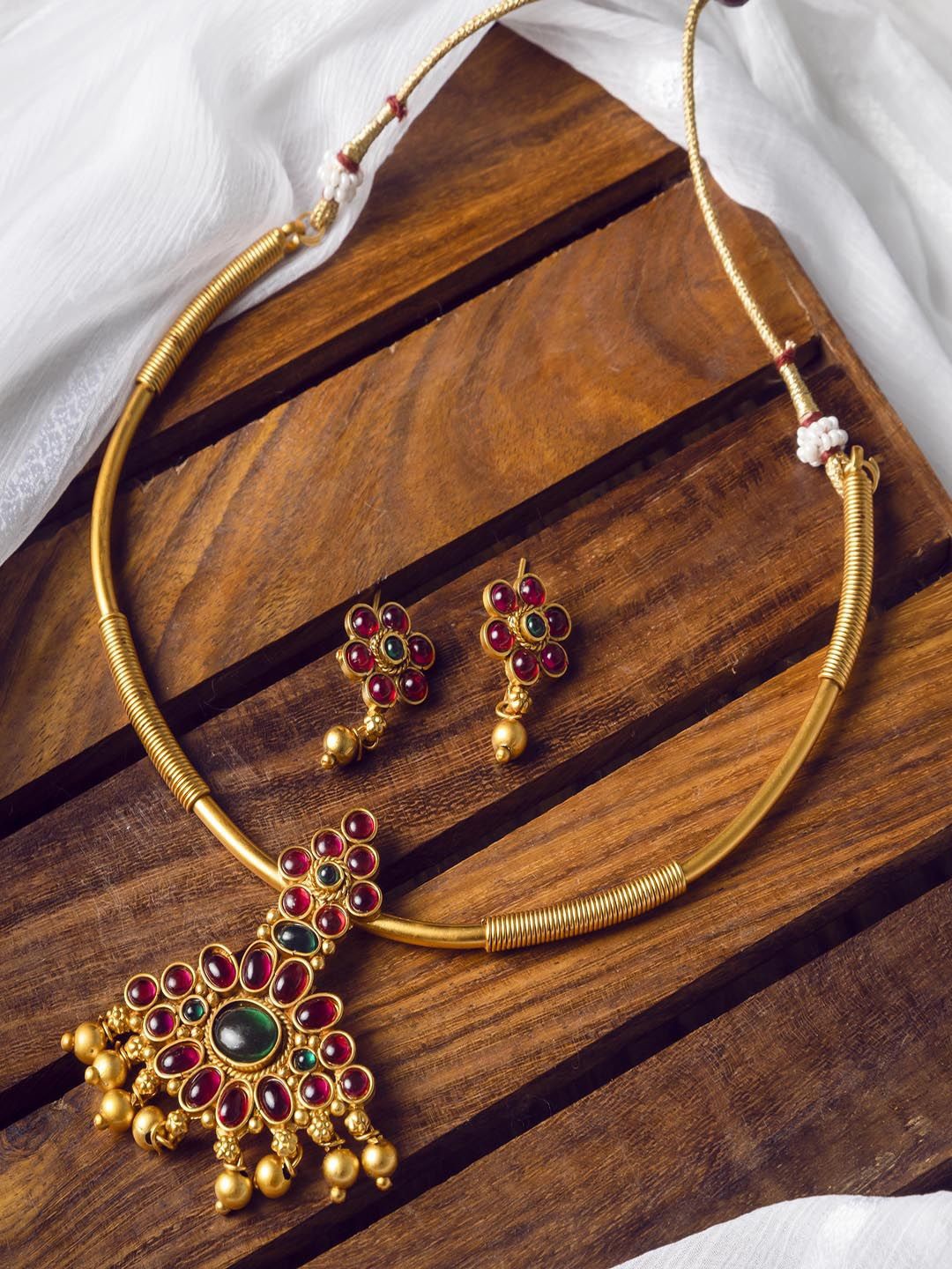 

StileAdda Gold Plated Stone Studded & Beaded Jewellery Set