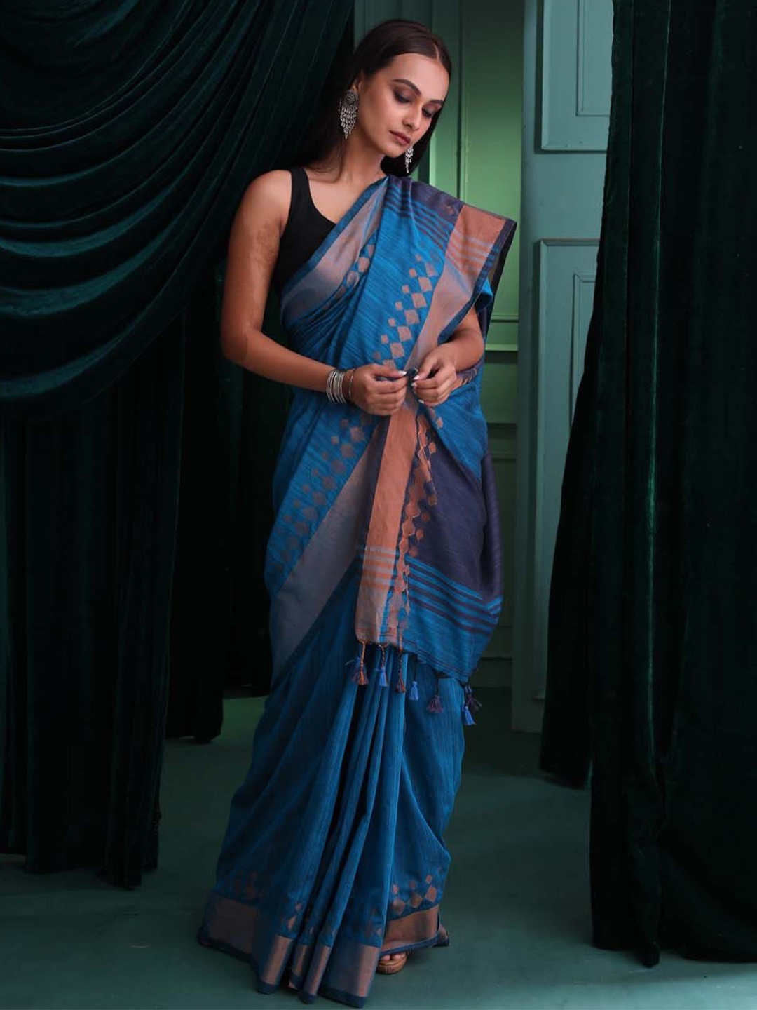 

Indethnic Woven Design Zari Jamdani Saree, Navy blue