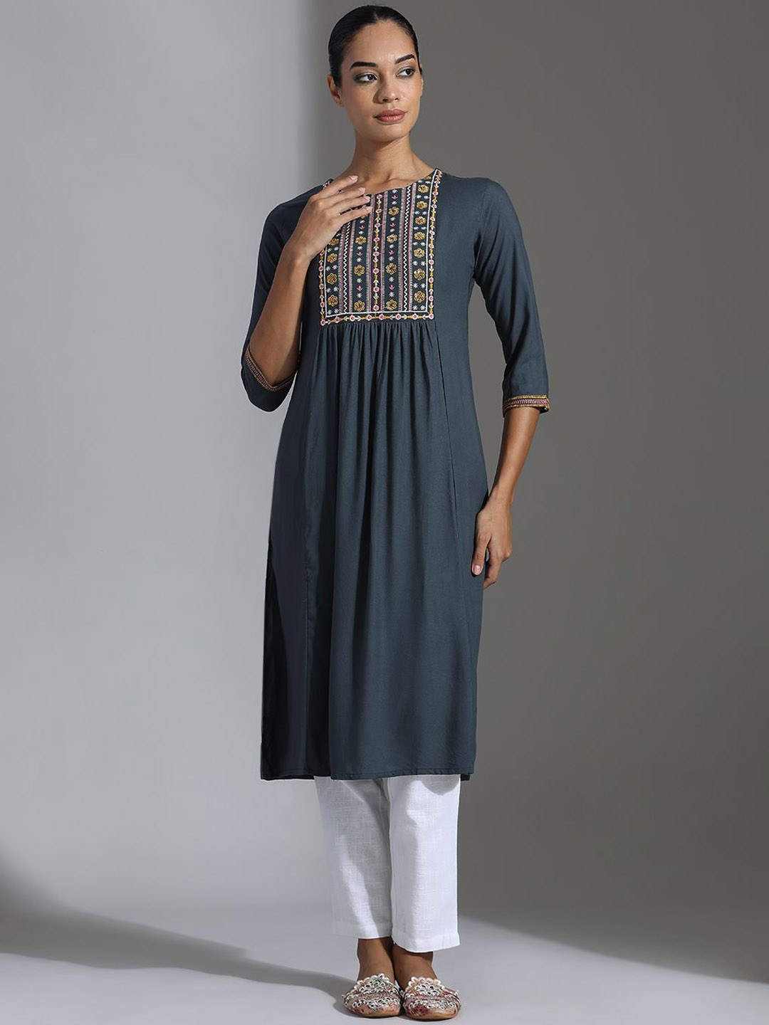 

Jaipur Kurti Grey Floral Embroidered Round Neck Straight Kurta