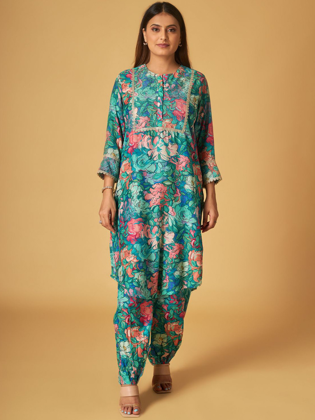 

Maisolos Floral Printed Gotta Patti Straight Kurta with Salwar, Green