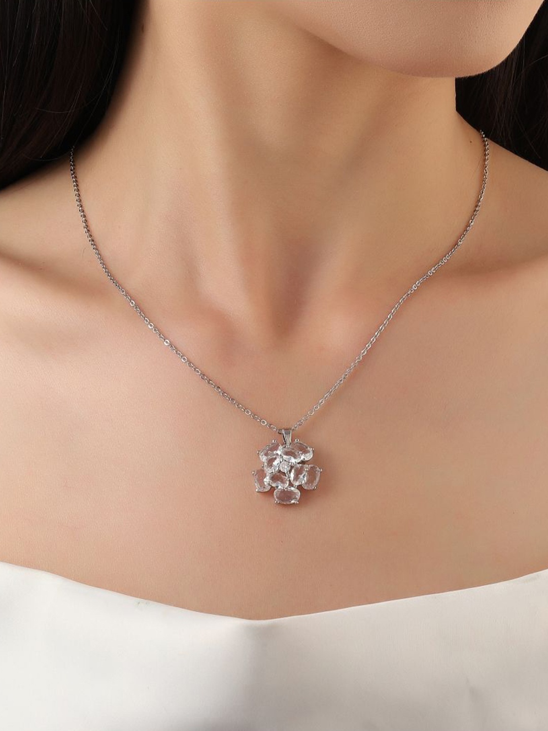 

SALTY Stainless Steel Floral Shaped Pendant With Chains, Silver