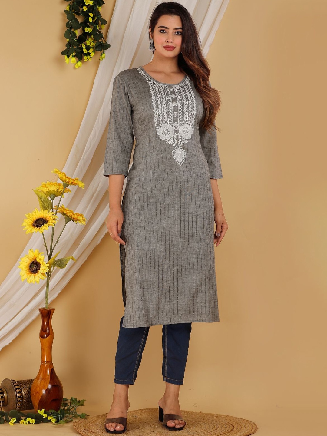 

Mehsoos Floral Embroidered Straight Kurta, Grey