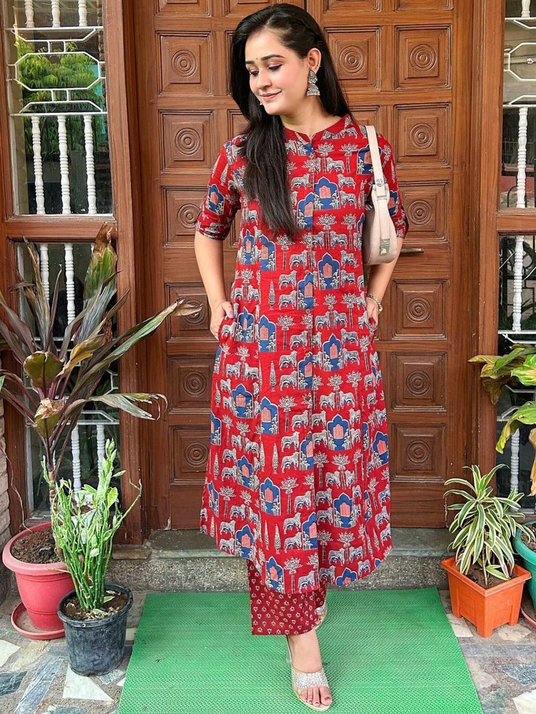 

GoSriKi Ethnic Motifs Printed Straight Kurta with Palazzos, Red