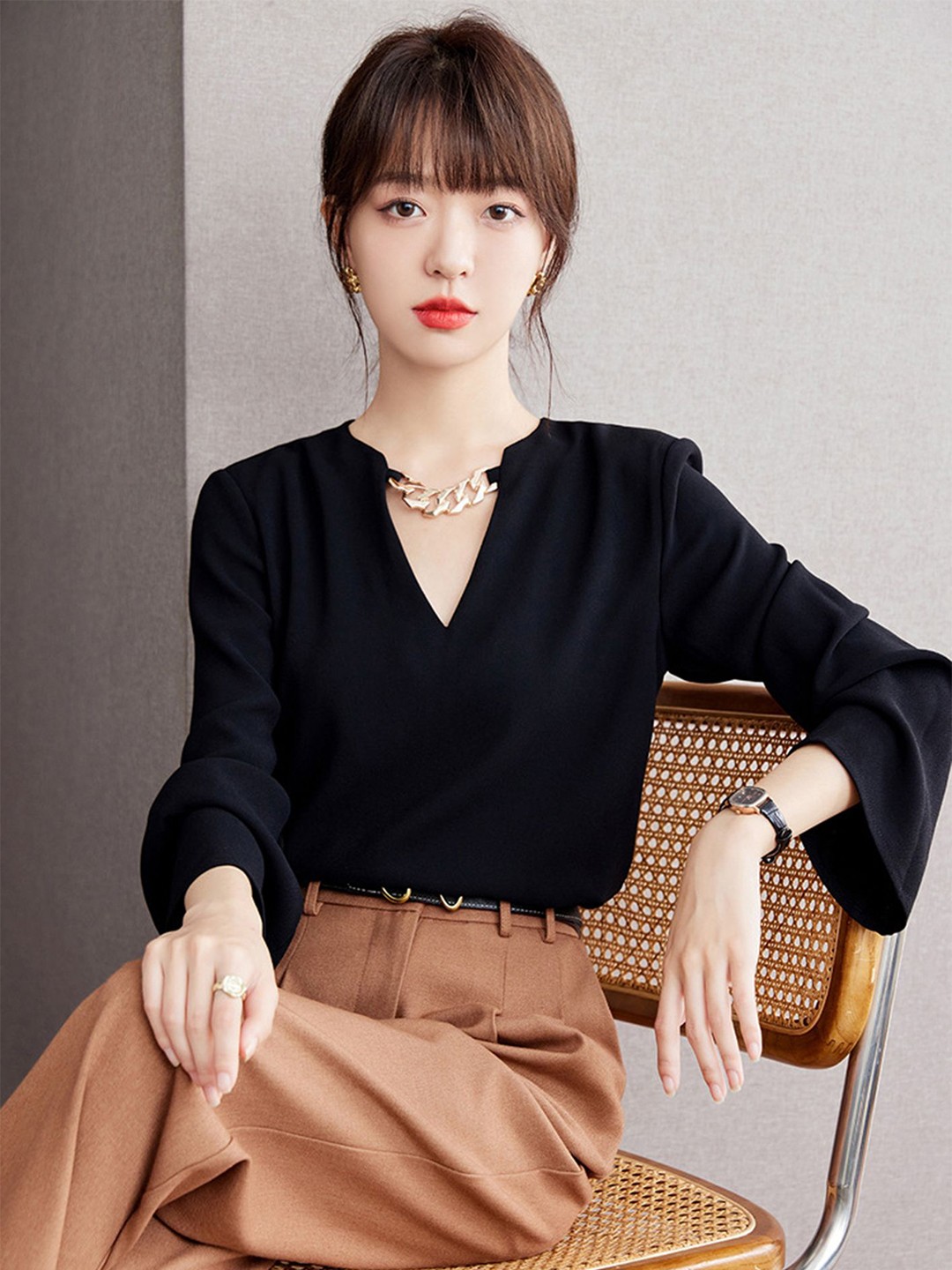 

LULU & SKY Bell Sleeve Top, Black