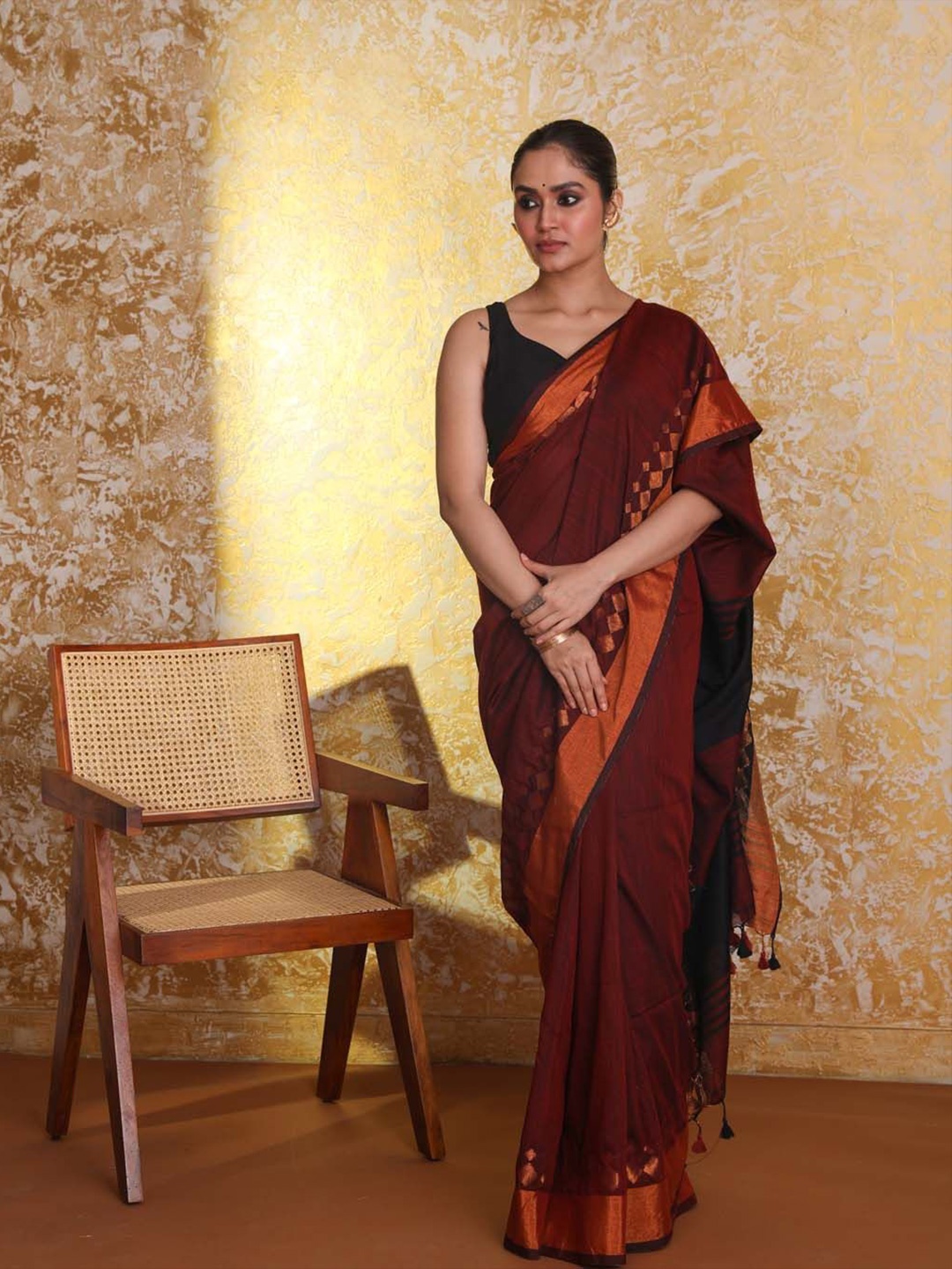 

Indethnic Ethnic Motifs Zari Jamdani Saree, Maroon