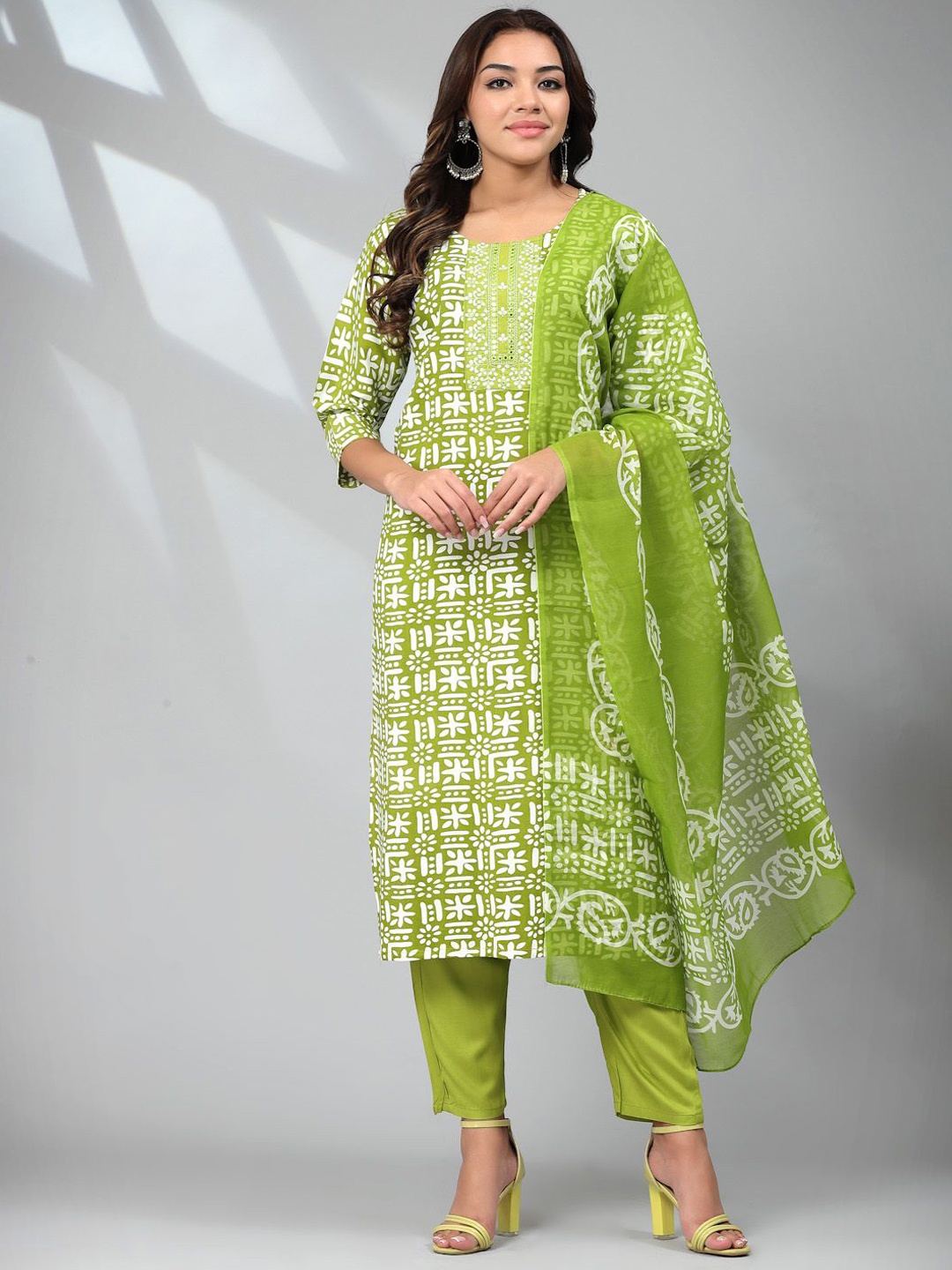 

Piludi Floral Printed Thread Work Kurta with Trousers & Dupatta, Green