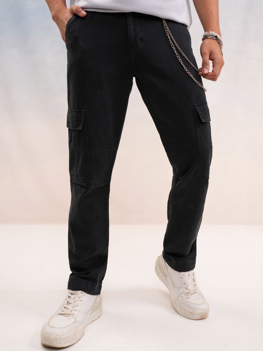 

HIGHLANDER Men Straight Fit Cargos Trousers, Black