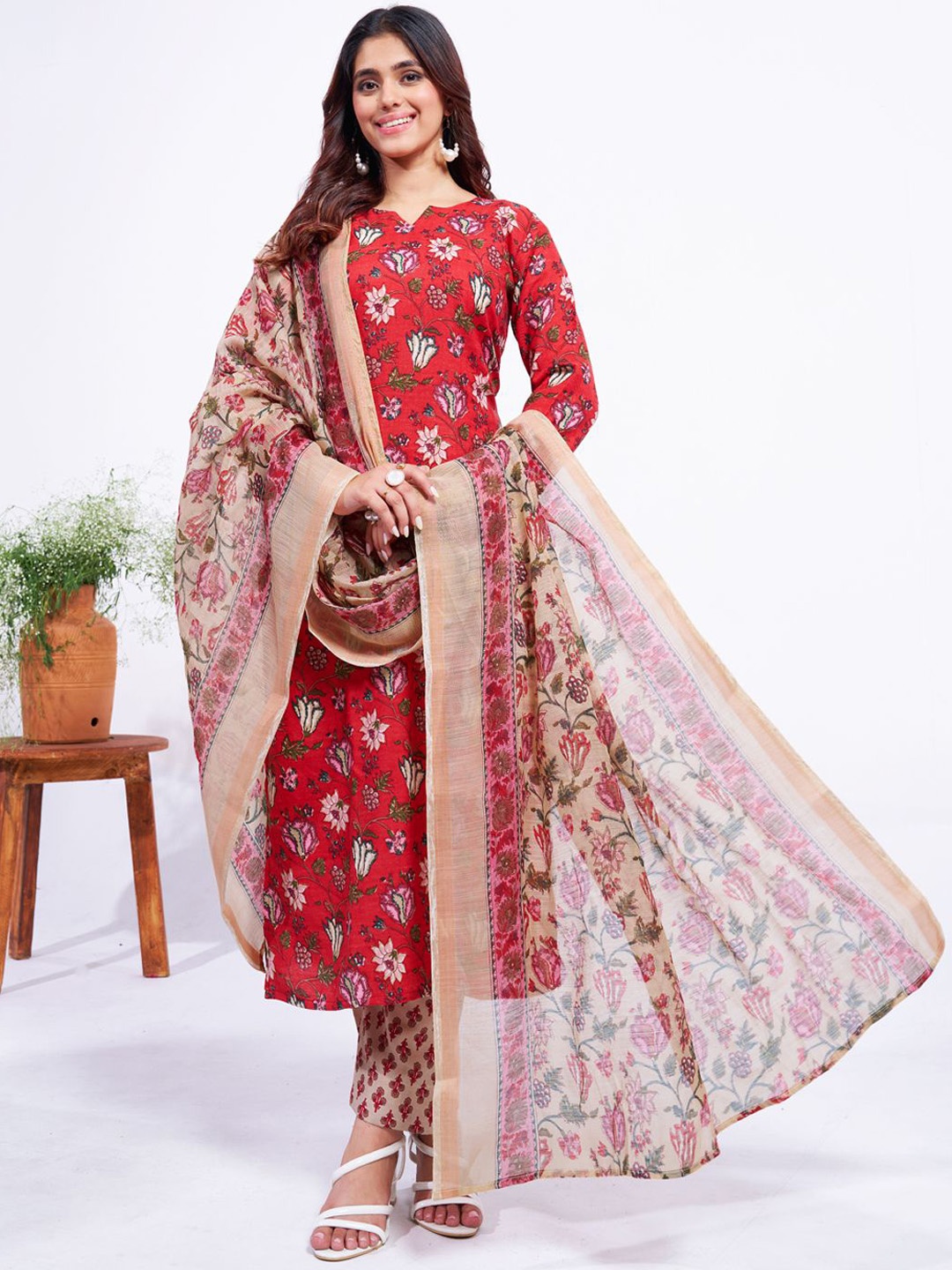 

ARADHNA Floral Printed Notch Neck Straight Kurta With Trousers & Dupatta, Red