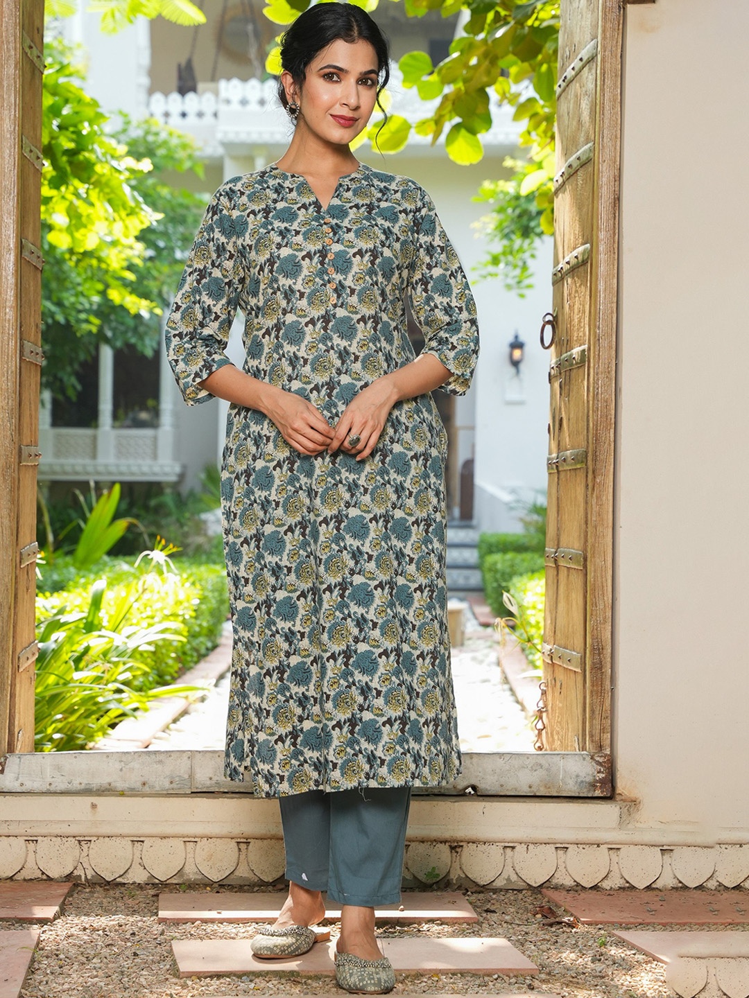 

Aramya Floral Printed Notch Neck Cotton Straight Kurta, Grey