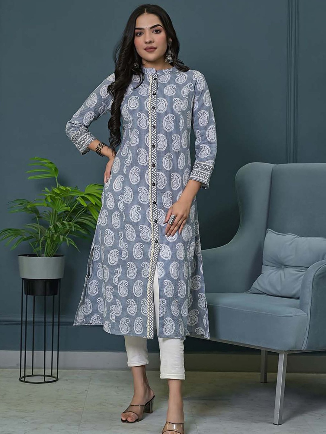 

ARAVALII Women Floral Printed Mirror Work Kurta, Grey