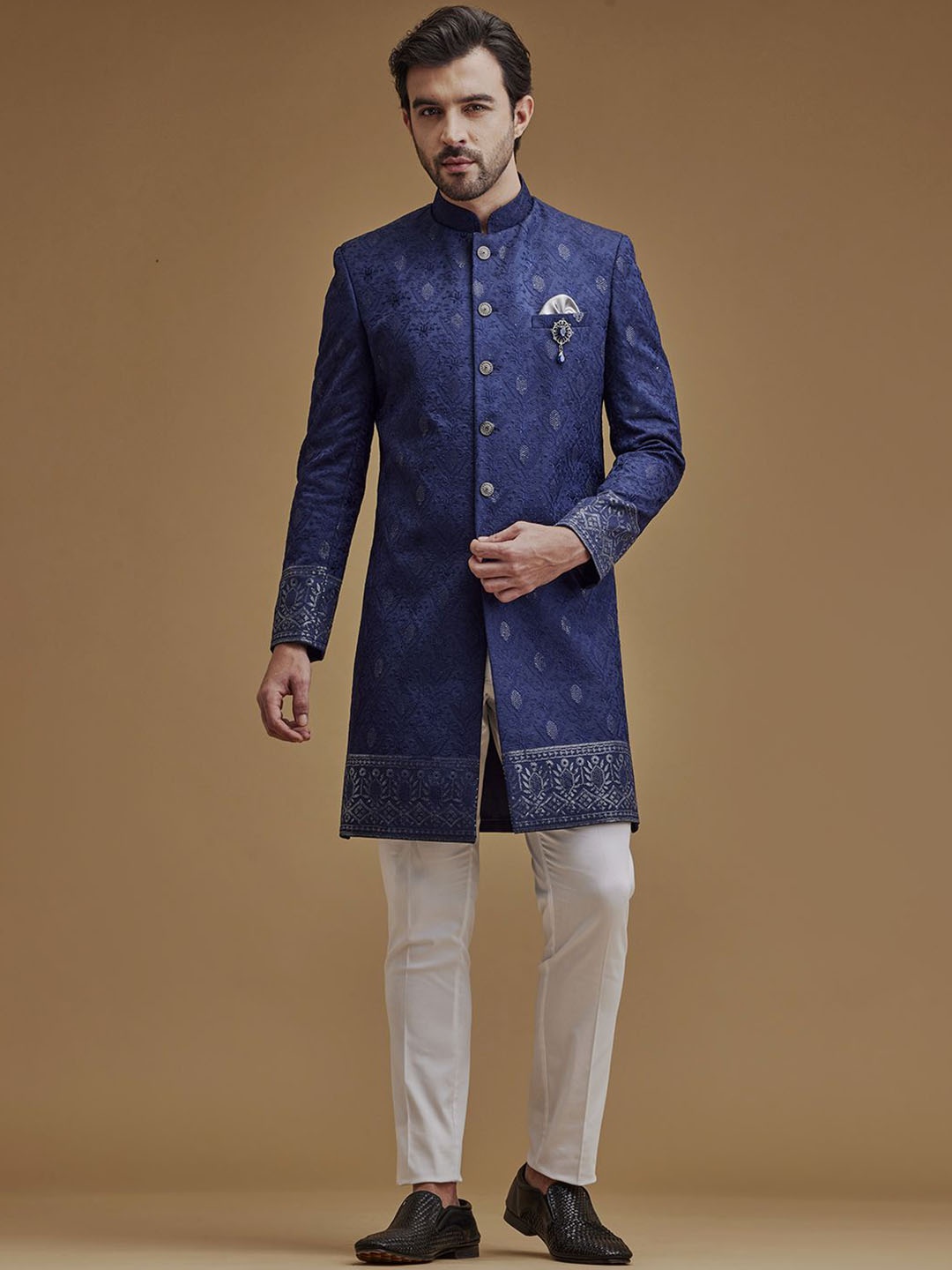 

Neumen Men Embroidered Zari Sherwani Set, Navy blue