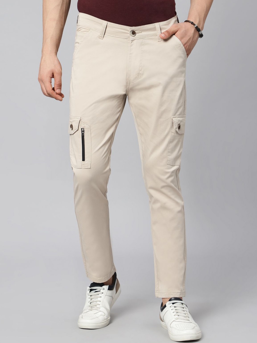 

Hence Men Relaxed Tapered Fit Cargos Trousers, Beige