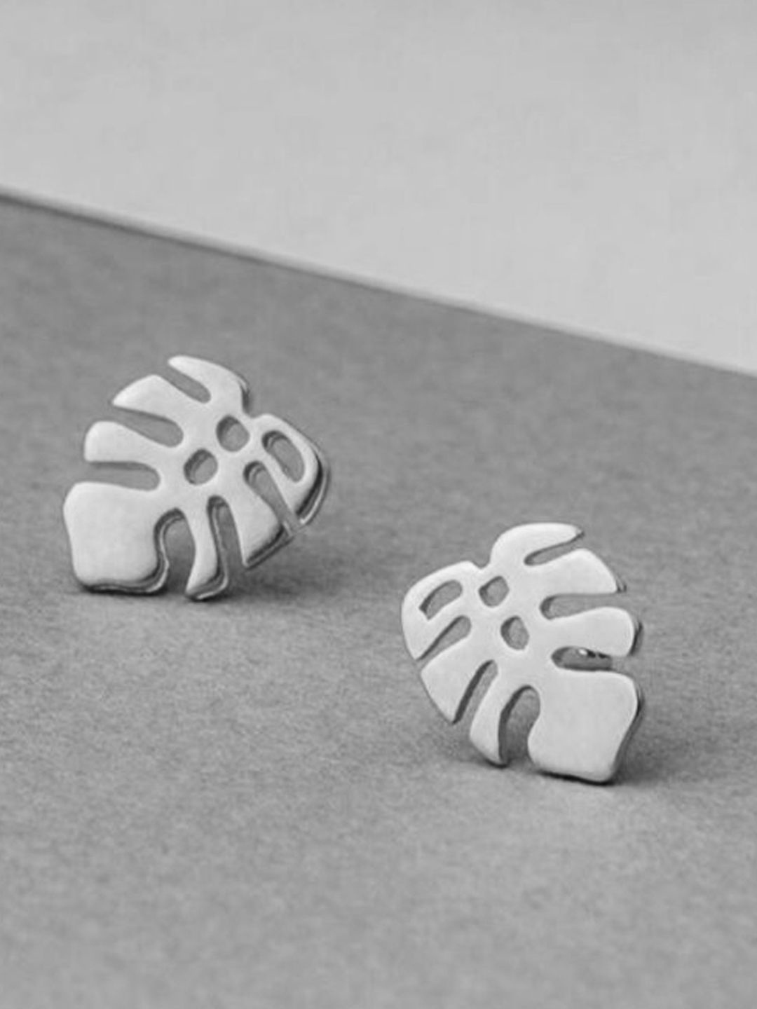 

DressBerry Goldnera 925 Sterling Silver Leaf Shaped Studs Earrings