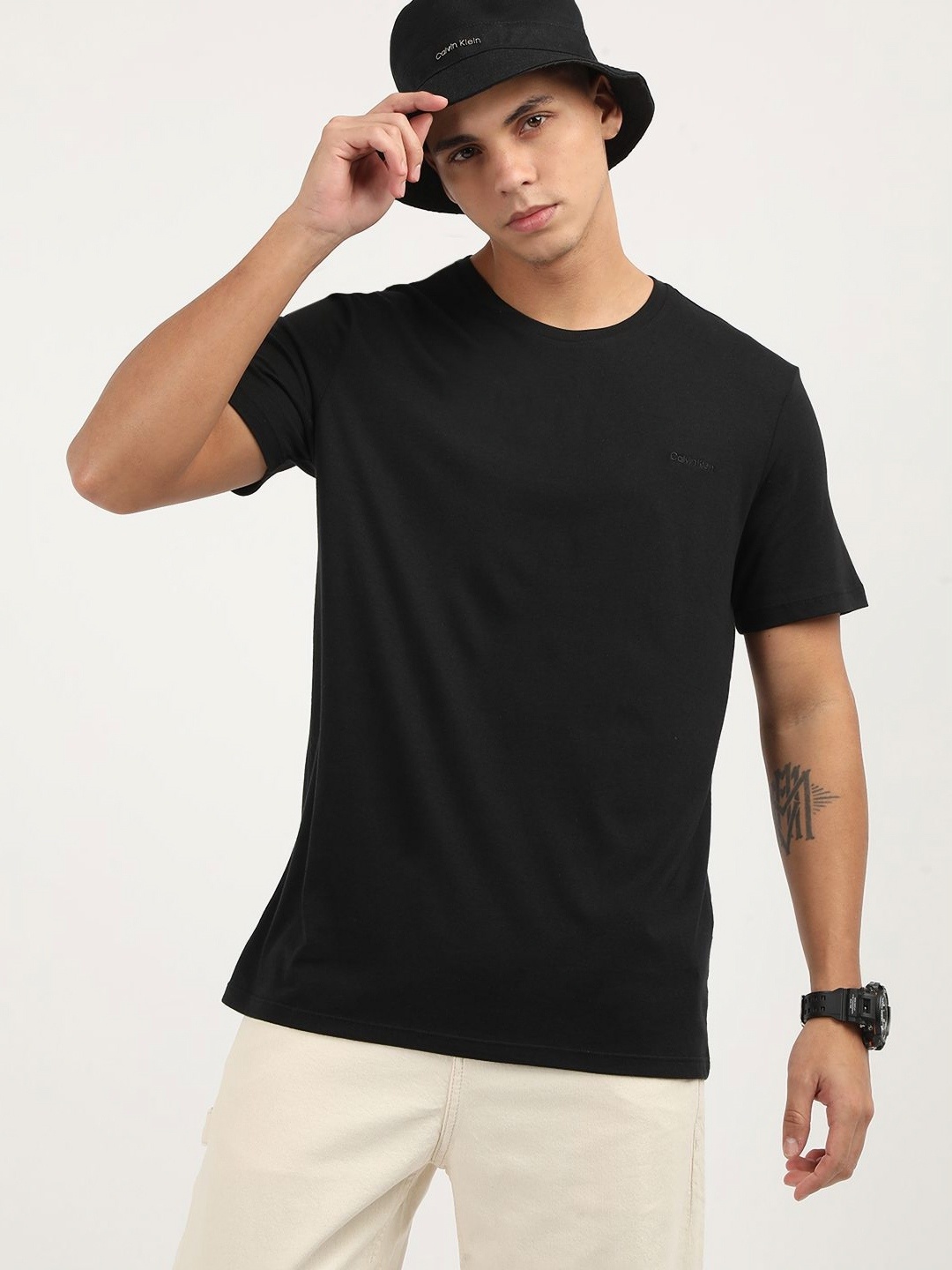 

Calvin Klein Jeans Men V-Neck Extended Sleeves Pockets T-shirt, Black