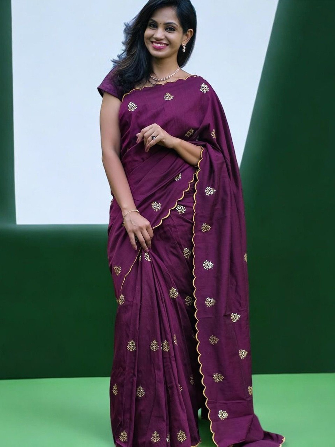 

Vastrasky Global Embroidered Sequinned Floral Saree, Magenta
