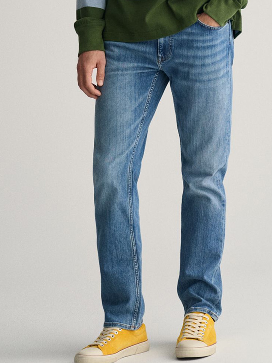 

GANT Men Low Distress Light Fade Jeans, Blue