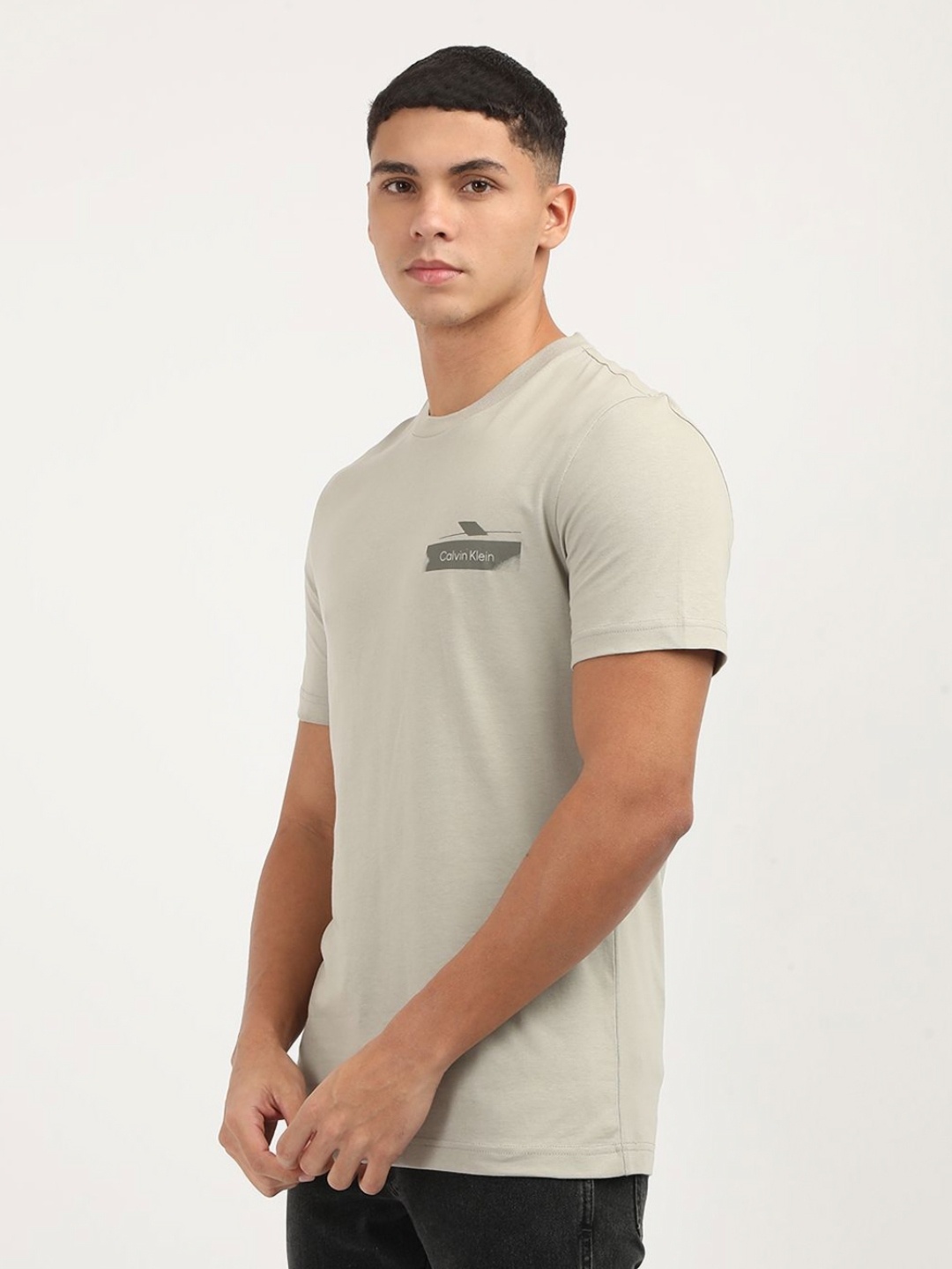 

Calvin Klein Jeans Men V-Neck Extended Sleeves Raw Edge T-shirt, Beige
