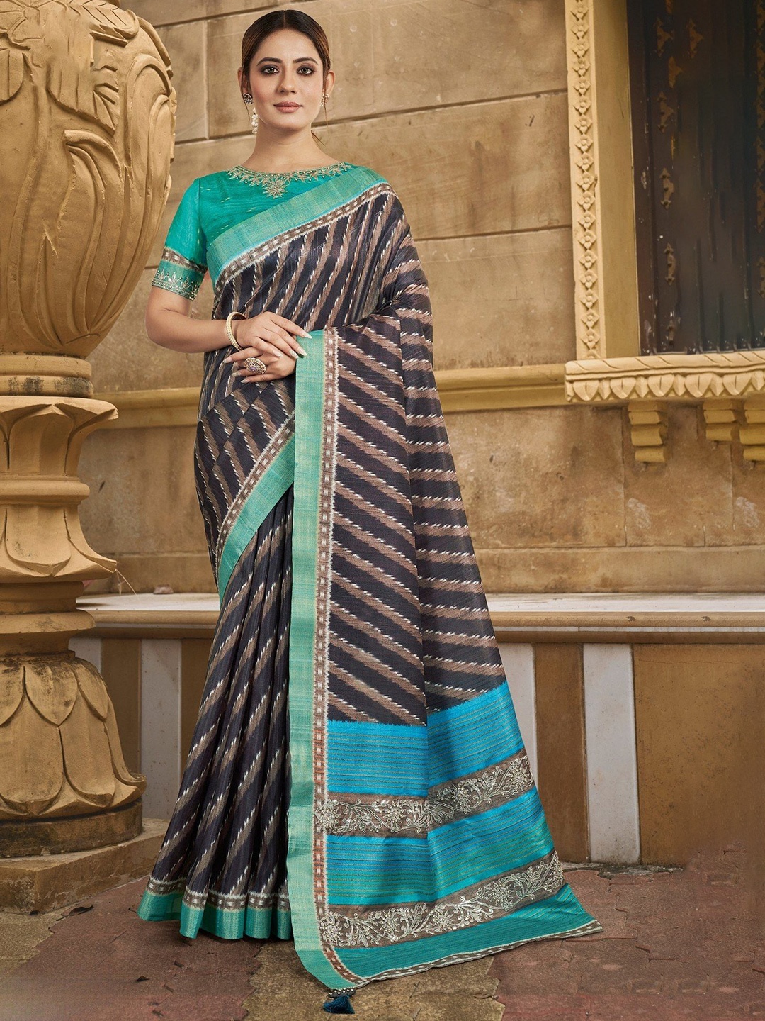 

MySilkLove Woven Design Zari Banarasi Saree, Black