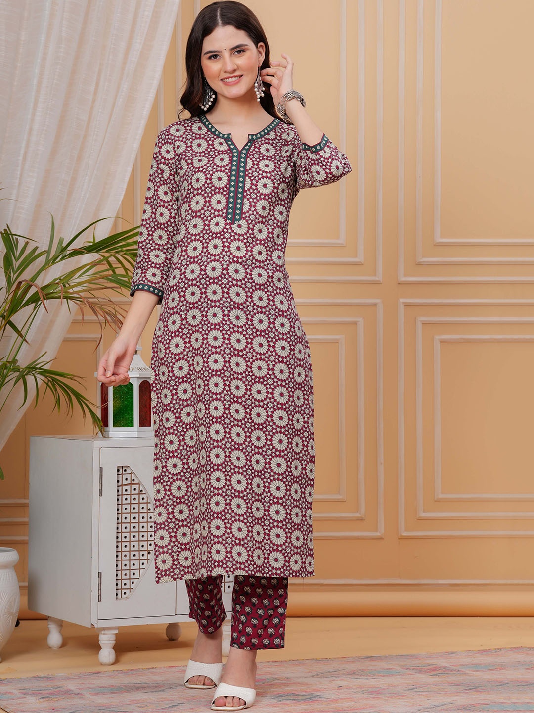 

Mizaz Women Geometric Printed Kurta, Maroon