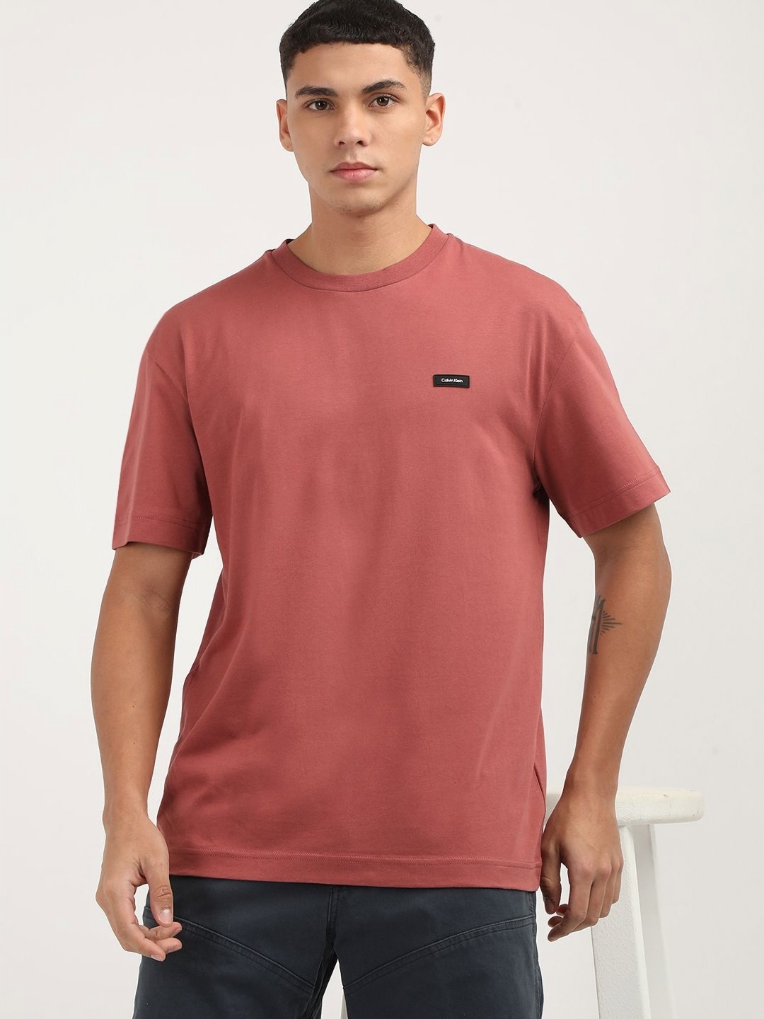 

Calvin Klein Jeans Men V-Neck Drop-Shoulder Sleeves Pockets T-shirt, Red