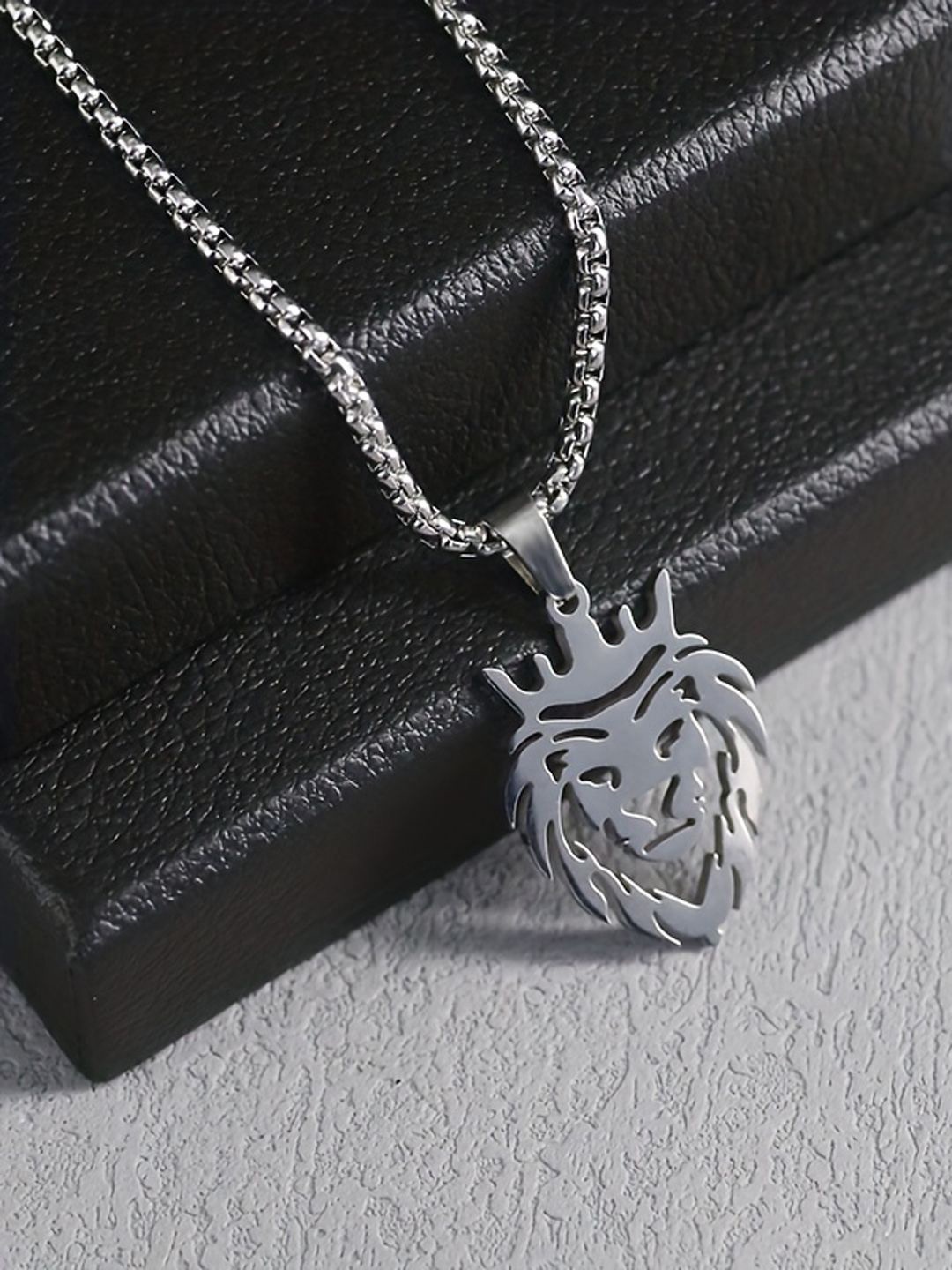 

KRENOZ Men Silver-Plated Lion Face Pendent With Chain