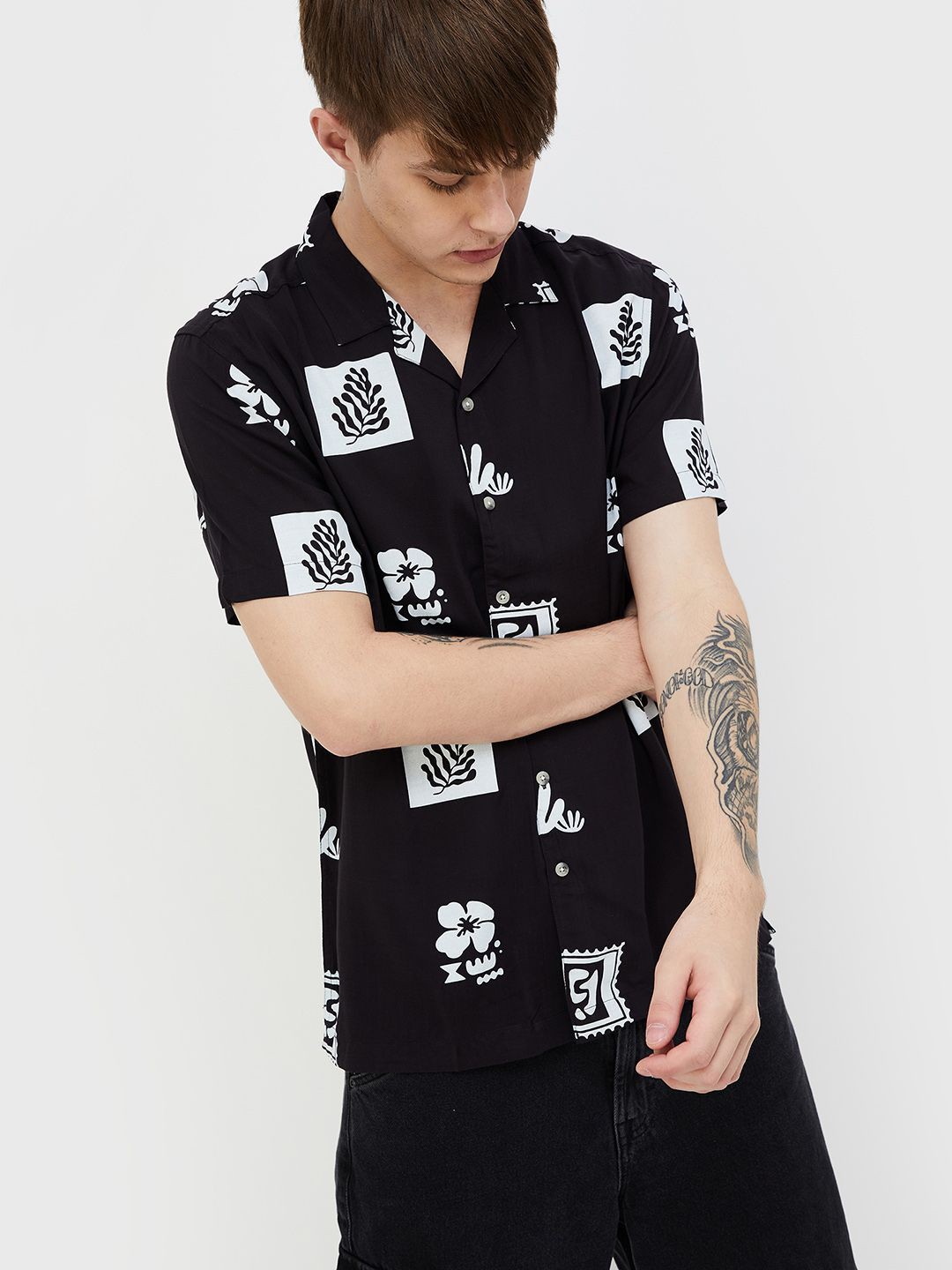

Fame Forever by Lifestyle Men Spread Collar Abstract Printed Casual Shirt, Black