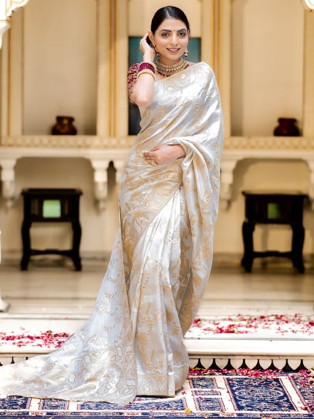 

APNISHA Woven Design Zari Pure Silk Saree, White