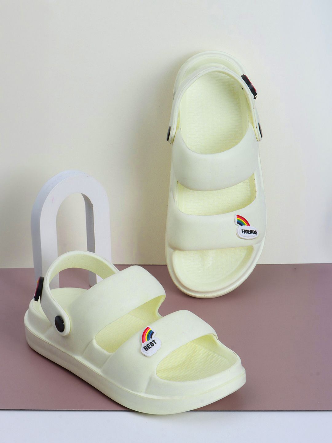 

DressBerry Women Sliders Flip Flops, Cream