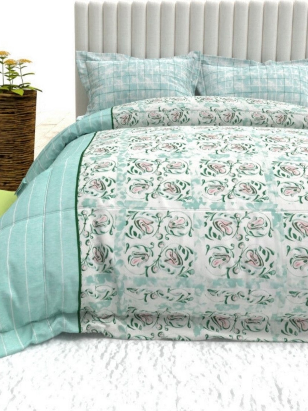 

THE WHITE MOSS Blue & White Floral 140 TC Queen Bedsheet with 2 Pillow Covers