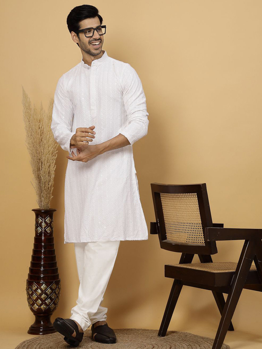 

FABINALIV Ethnic Motifs Embroidered Sequined Pure Cotton Kurta, White