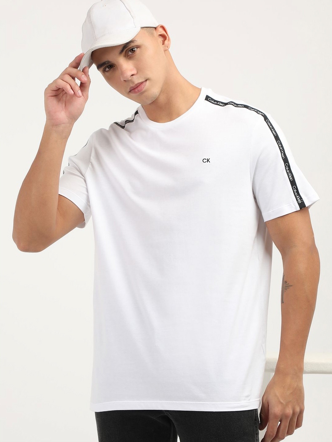 

Calvin Klein Jeans Men Drop-Shoulder Sleeves Monochrome Applique T-shirt, White
