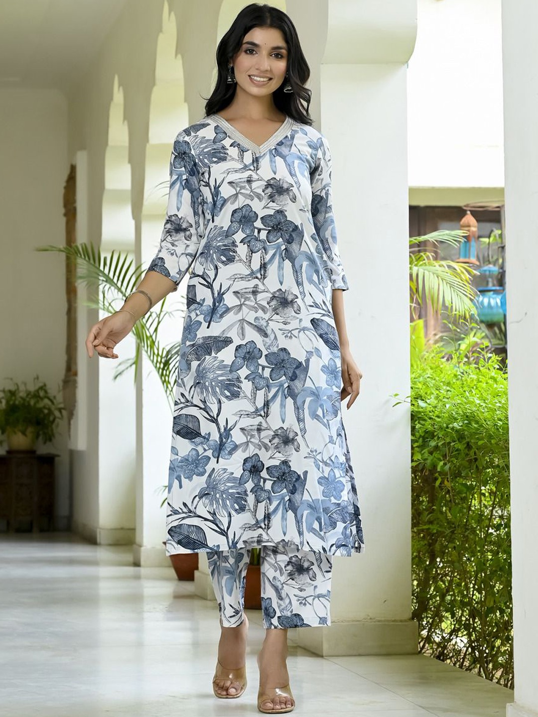 

GoSriKi Floral Printed V-Neck Straight Kurta with Palazzo, White