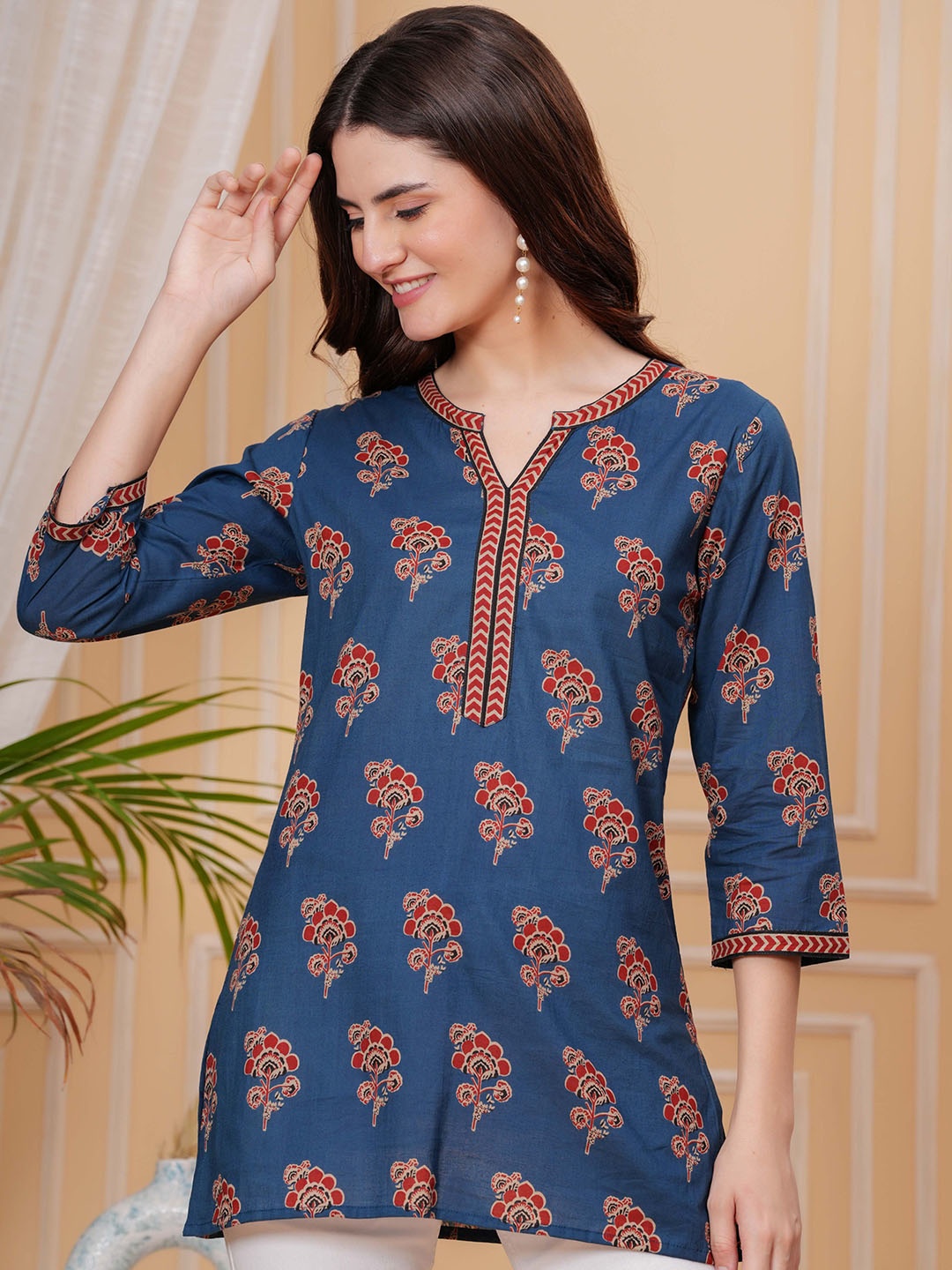 

Mizaz Women Floral Embroidered Kurta, Blue