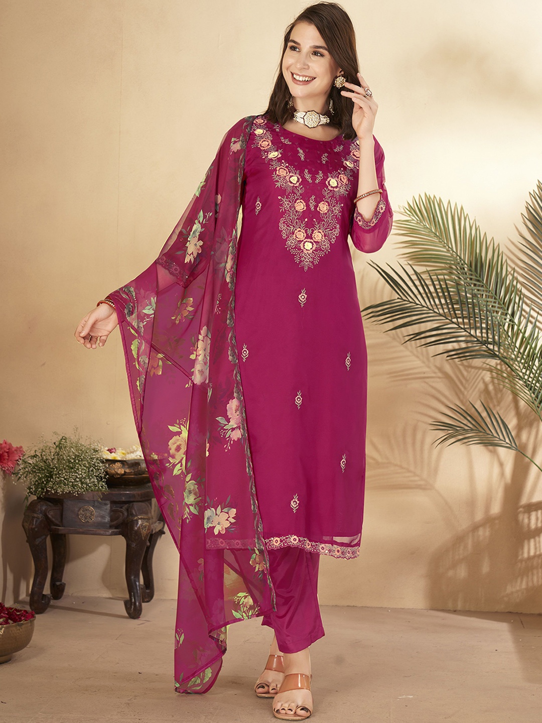 

Anouk Floral Embroidered Regular Thread Work Straight Kurta With Trousers & Dupatta, Fuchsia