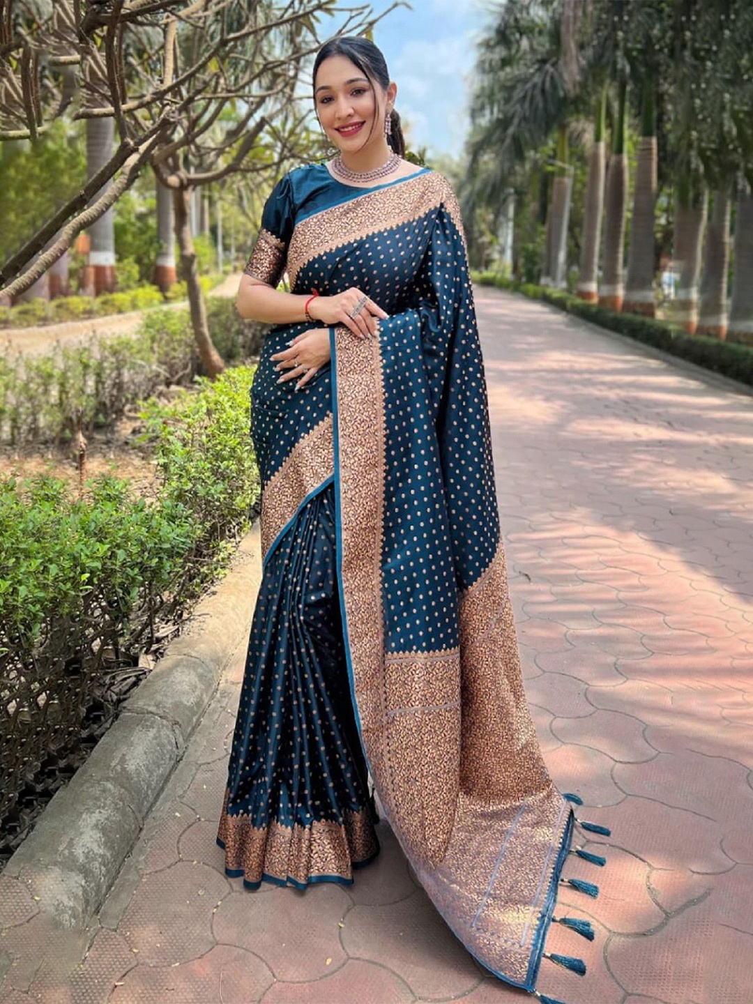 

APNISHA Woven Design Zari Saree, Navy blue