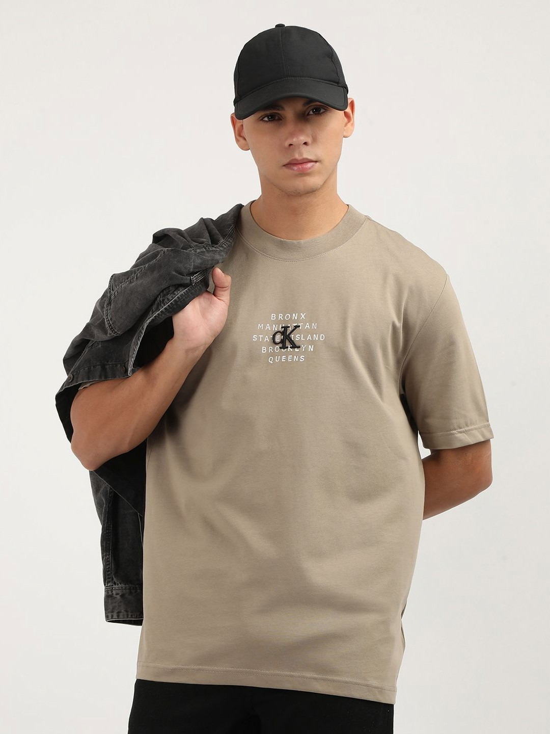 

Calvin Klein Jeans Men Drop-Shoulder Sleeves Pockets T-shirt, Grey