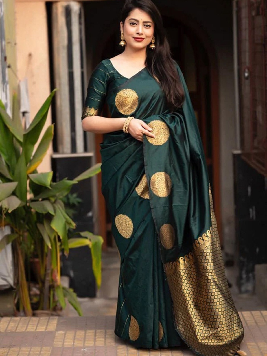 

APNISHA Woven Design Zari Saree, Green